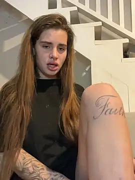 Snapshot of EmiliaCatalina chatting on 12/31/24, 02:19 EmiliaCatalina online show from 12/31/24, 02:19