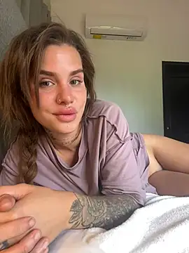 Snapshot of EmiliaCatalina chatting on 01/05/25, 07:07 EmiliaCatalina online show from 01/05/25, 07:07