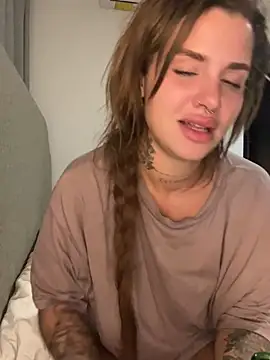 Snapshot of EmiliaCatalina chatting on 01/05/25, 10:29 EmiliaCatalina online show from 01/05/25, 10:29