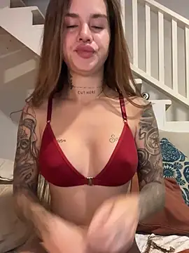 Snapshot of EmiliaCatalina chatting on 02/07/25, 12:09 EmiliaCatalina online show from 02/07/25, 12:09