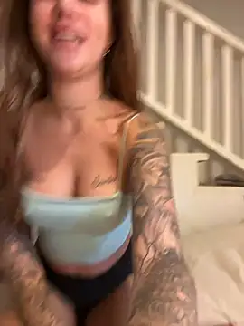 Snapshot of EmiliaCatalina chatting on 02/12/25, 09:22 EmiliaCatalina online show from 02/12/25, 09:22