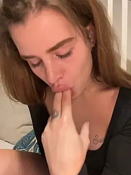 Snapshot of EmiliaCatalina chatting on 02/23/25, 11:36 EmiliaCatalina online show from 02/23/25, 11:36