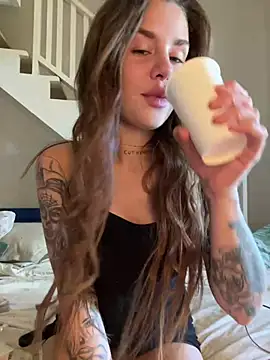 Snapshot of EmiliaCatalina chatting on 03/11/25, 07:36 EmiliaCatalina online show from 03/11/25, 07:36