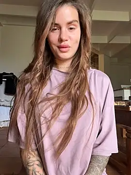 Snapshot of EmiliaCatalina chatting on 03/12/25, 04:56 EmiliaCatalina online show from 03/12/25, 04:56