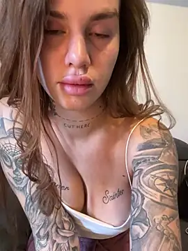 Snapshot of EmiliaCatalina chatting on 03/18/25, 09:21 EmiliaCatalina online show from 03/18/25, 09:21