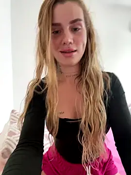 Snapshot of EmiliaCatalina chatting on 10/09/25, 07:56 EmiliaCatalina online show from 10/09/25, 07:56