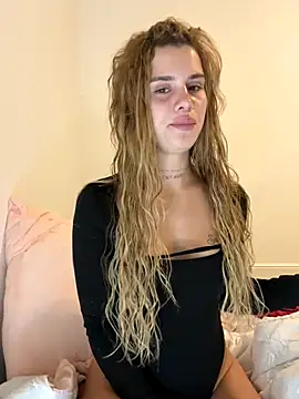 Snapshot of EmiliaCatalina chatting on 10/15/25, 11:27 EmiliaCatalina online show from 10/15/25, 11:27