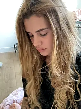 Snapshot of EmiliaCatalina chatting on 10/19/25, 07:03 EmiliaCatalina online show from 10/19/25, 07:03