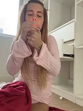 Snapshot of EmiliaCatalina chatting on 10/29/25, 08:32 EmiliaCatalina online show from 10/29/25, 08:32