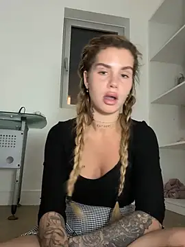 Snapshot of EmiliaCatalina chatting on 11/01/25, 05:09 EmiliaCatalina online show from 11/01/25, 05:09