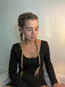 Snapshot of EmiliaCatalina chatting on 11/16/25, 08:36 EmiliaCatalina online show from 11/16/25, 08:36