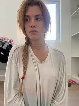 Snapshot of EmiliaCatalina chatting on 11/20/25, 04:40 EmiliaCatalina online show from 11/20/25, 04:40