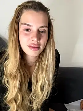 Snapshot of EmiliaCatalina chatting on 11/25/25, 07:58 EmiliaCatalina online show from 11/25/25, 07:58