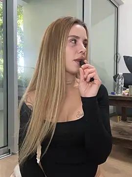 Snapshot of EmiliaCatalina chatting on 11/27/25, 09:06 EmiliaCatalina online show from 11/27/25, 09:06