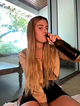 Snapshot of EmiliaCatalina chatting on 11/30/25, 05:39 EmiliaCatalina online show from 11/30/25, 05:39