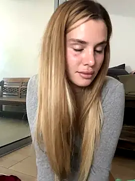 EmiliaCatalina online show from 12/04/25, 08:28