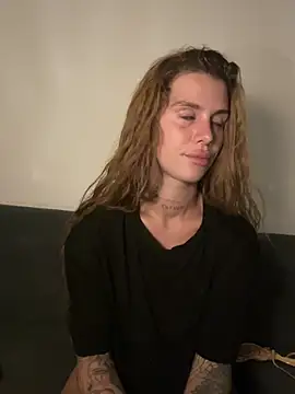 EmiliaCatalina online show from 03/03/26, 12:06