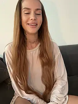 EmiliaCatalina online show from 07/10/26, 07:05