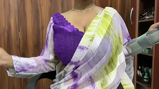 julie 08 online show from 09/23/25, 05:38