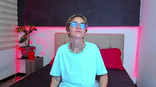 Snapshot of anaroman01 chatting on 02/22/25, 11:24 anaroman01 online show from 02/22/25, 11:24