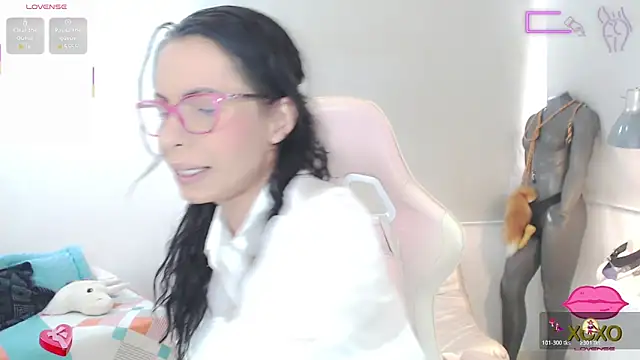 Snapshot of sasha_mom69_ chatting on 10/19/25, 03:01 sasha mom69 online show from 10/19/25, 03:01