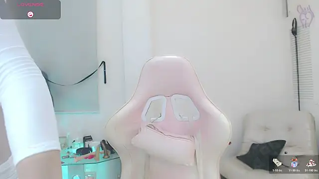 Snapshot of sasha_mom69_ chatting on 11/26/25, 04:19 sasha mom69 online show from 11/26/25, 04:19