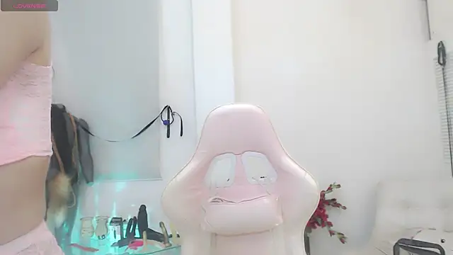 Snapshot of sasha_mom69_ chatting on 11/30/25, 04:33 sasha mom69 online show from 11/30/25, 04:33