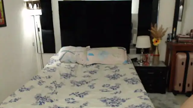 Snapshot of CATRINA-83 chatting on 11/22/25, 07:24 CATRINA-83 online show from 11/22/25, 07:24