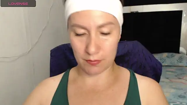Snapshot of CATRINA-83 chatting on 05/05/26, 11:02 CATRINA-83 online show from 05/05/26, 11:02