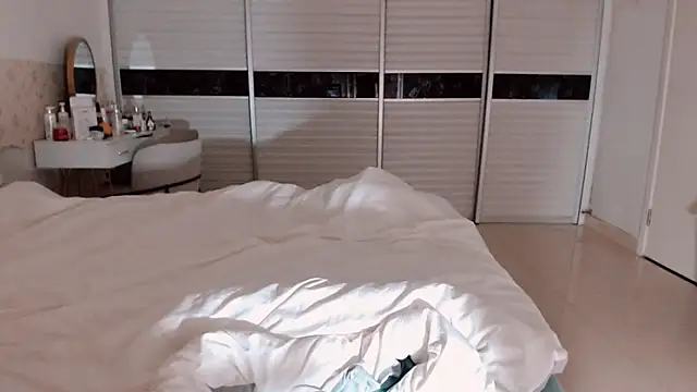 Snapshot of -Lucky_Girl chatting on 10/14/25, 02:29 -Lucky Girl online show from 10/14/25, 02:29