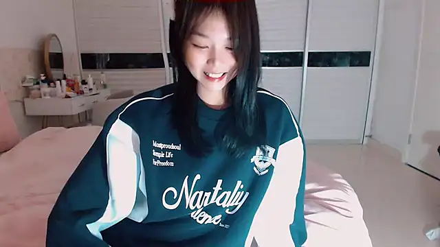 Snapshot of -Lucky_Girl chatting on 10/27/25, 02:37 -Lucky Girl online show from 10/27/25, 02:37