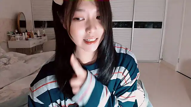 Snapshot of -Lucky_Girl chatting on 10/27/25, 02:43 -Lucky Girl online show from 10/27/25, 02:43