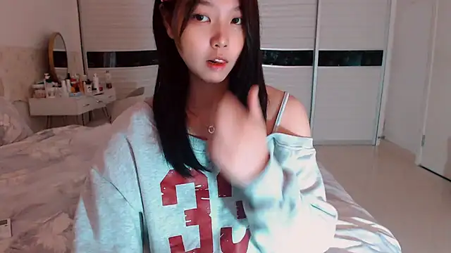 Snapshot of -Lucky_Girl chatting on 10/28/25, 03:32 -Lucky Girl online show from 10/28/25, 03:32