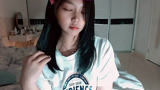 Snapshot of -Lucky_Girl chatting on 11/01/25, 01:35 -Lucky Girl online show from 11/01/25, 01:35