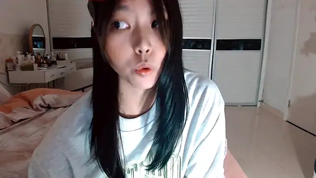 Snapshot of -Lucky_Girl chatting on 11/10/25, 02:05 -Lucky Girl online show from 11/10/25, 02:05