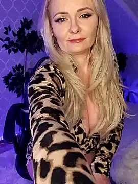 Snapshot of GjuliaX chatting on 12/15/24, 03:31 GjuliaX online show from 12/15/24, 03:31