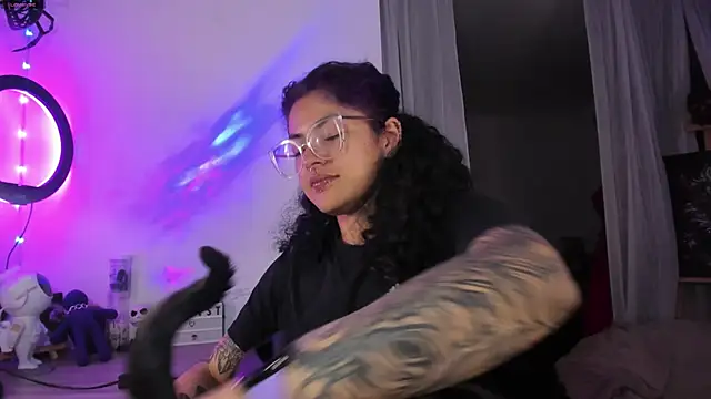 Snapshot of witchviolet chatting on 02/19/25, 02:33 witchviolet online show from 02/19/25, 02:33