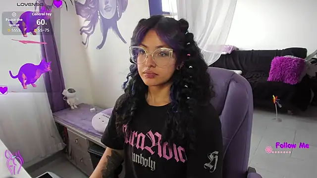 Snapshot of witchviolet chatting on 12/14/25, 10:14 witchviolet online show from 12/14/25, 10:14