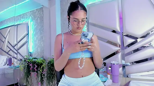 Snapshot of Miia002 chatting on 01/25/25, 04:23 Miia002 online show from 01/25/25, 04:23