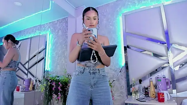 Snapshot of Miia002 chatting on 02/01/25, 03:30 Miia002 online show from 02/01/25, 03:30