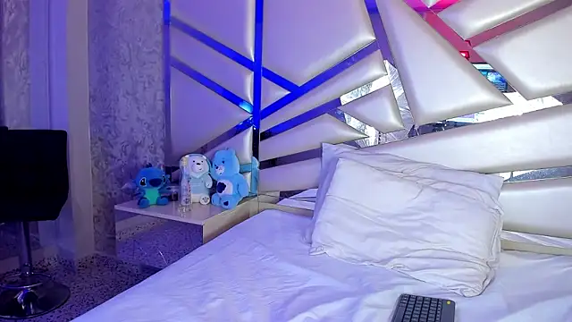 Snapshot of Miia002 chatting on 11/01/25, 04:25 Miia002 online show from 11/01/25, 04:25