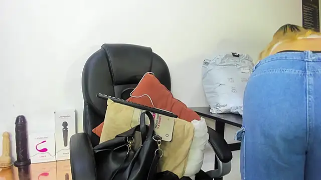 Snapshot of Barbie_girl_69 chatting on 11/11/25, 02:39 Barbie girl 69 online show from 11/11/25, 02:39