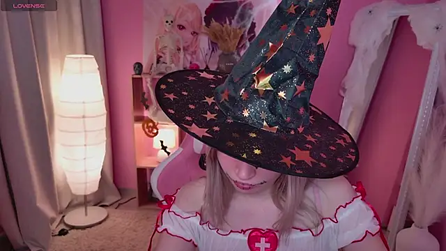 Beatrica Klein online show from 10/28/25, 03:58