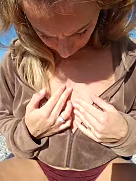 Snapshot of angela_88 chatting on 11/12/25, 11:10 angela 88 online show from 11/12/25, 11:10