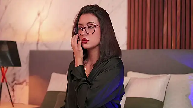 Snapshot of EmaSaenz chatting on 12/18/24, 09:18 EmaSaenz online show from 12/18/24, 09:18