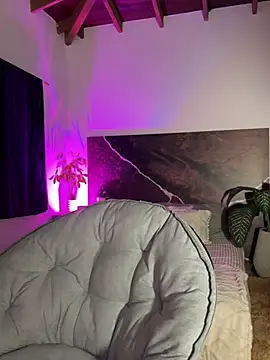 Snapshot of EmaSaenz chatting on 02/21/25, 11:21 EmaSaenz online show from 02/21/25, 11:21