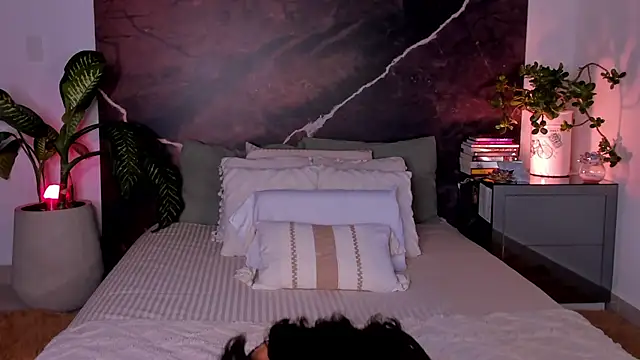 Snapshot of EmaSaenz chatting on 09/16/25, 09:05 EmaSaenz online show from 09/16/25, 09:05