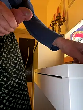 Snapshot of Frank22xx chatting on 10/18/25, 06:41 Frank22xx online show from 10/18/25, 06:41