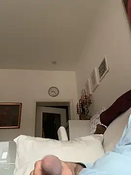 Snapshot of Frank22xx chatting on 10/22/25, 06:24 Frank22xx online show from 10/22/25, 06:24