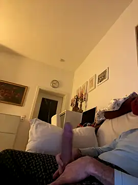 Snapshot of Frank22xx chatting on 11/08/25, 08:07 Frank22xx online show from 11/08/25, 08:07